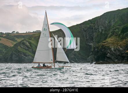 Course en bateau à keelboat de classe Troy dans l'estuaire de Fowey, Cornwall, Royaume-Uni: T27 'Helen' (depuis rebaptisé Black Pearl), construite en 2008, sous le vent sous spinnaker Banque D'Images