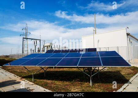 Panneaux solaires dans la centrale contre les éoliennes contexte - concept de ressources durables Banque D'Images