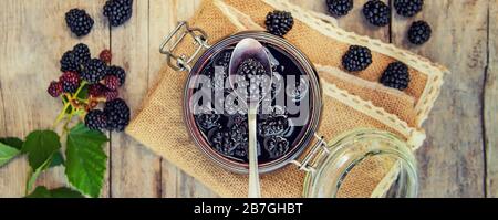 Confiture dans un pot. Selective focus nature. Banque D'Images