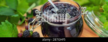 Confiture dans un pot. Selective focus nature. Banque D'Images
