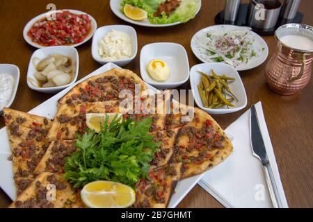 Une cuisine traditionnelle turque ; pide avec des cubes de viande / kusbasili pide turc.concept pita. Banque D'Images