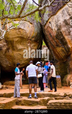 Asie Sri Lanka Sigiriya Rock Boulder Arch accès aux marches de pierre escaliers touristes arbres briques rouges Banque D'Images