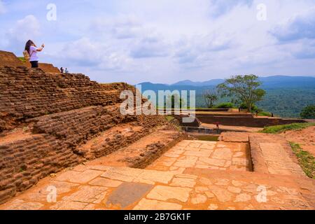 Asie Sri Lanka Sigiriya Rock Palace complexe ruines détails escaliers marches briques rouges arbres touristes Banque D'Images