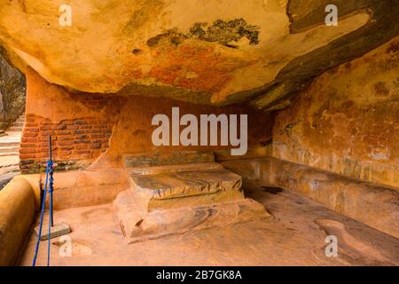 Asie Sri Lanka base occidentale Sigiriya Rock Asana Cave lit en pierre plâtre peintures maison monastique de la grotte du 3ème siècle C.-B. Banque D'Images