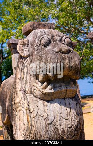 Asie Sri Lanka Polonnaruwa Dipauyana Island Park Gardens ruines Palais Royal le roi Nissankamalla Conseil statue statue sculpture lion de pierre près Banque D'Images