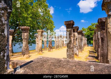 Asie Sri Lanka Polonnaruwa Dipauyana Island Park Gardens ruines King Nissankamalla Council Chamber pleins piliers de plinthe de roche Banque D'Images