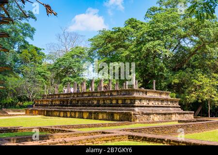 Asie Sri Lanka Polonnaruwa Cour royale du roi Parakrabahu 3 couches piliers colonnes touristes arbres ciel bleu Banque D'Images