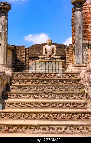 Asie Sri Lanka Polonnaruwa Vantage escalier sud à pas du centre Dagoba pierre Bouddha relique sacré Banque D'Images