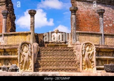 Asie Sri Lanka Polonnaruwa Vantage escalier sud à pas du centre Dagoba pierre Bouddha relique sacré Banque D'Images