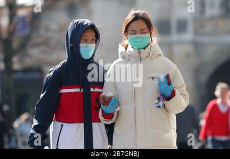 Southampton, Hampshire, Royaume-Uni. 16 mars 2020. Les clients portant des masques et des gants en caoutchouc à Southampton High Street. Southampton avait eu le premier cas confirmé de Coronavirus au cours du week-end. Crédit Stuart Martin/Alay Live News Banque D'Images