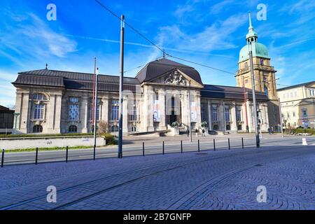 Darmstadt, Allemagne - Mars 2020: Façade du 'Hessisches Landesmuseum', grand musée multidisciplinaire de l'État de Hesse Banque D'Images