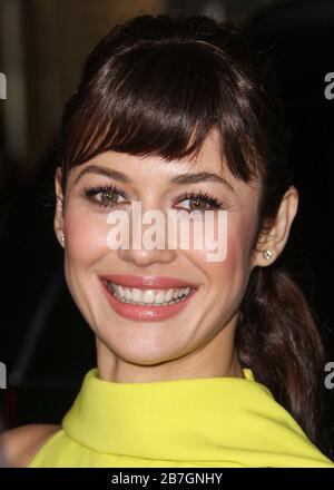 Los Angeles, États-Unis. 16 mars 2020. (FICHIER) Olga Kurylenko tests positifs pour Coronavirus COVID-19. Olga Kurylenko est en auto-quarantaine après avoir testé positif pour COVID-19. LOS ANGELES, CALIFORNIE, États-Unis - FÉVRIER 04: L'actrice/modèle Olga Kurylenko portant Dior arrive à la première de Los Angeles de la Weinstein Company 'Vampire Academy' tenue à Regal Cinemas L.A. Vivez le 4 février 2014 à Los Angeles, Californie, États-Unis. (Photo de Xavier Collin/image Press Agency) crédit: Image Press Agency/Alay Live News Banque D'Images