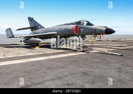 9 avril 2010, un Dassault Super tendard, un chasseur à jet unique fabriqué par Dassault Aviation sur le porte-avions français R 91 'Charles de Gaulle' dans le port de Cuxhaven. Jusqu'en 2016, le Dassault « Super Étendard » avec des chasseurs-bombardiers était à bord. | utilisation dans le monde entier Banque D'Images