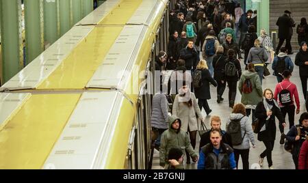 Berlin, Allemagne. 16 mars 2020. Les passants partent d'un métro à la gare Alexanderplatz. Crédit: Paul Zinken/dpa/Alay Live News Banque D'Images