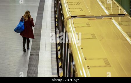 Berlin, Allemagne. 16 mars 2020. Une femme va à un métro à la gare Alexanderplatz. Crédit: Paul Zinken/dpa/Alay Live News Banque D'Images