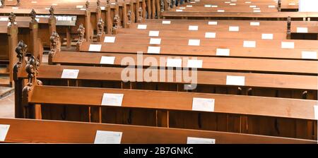 Leipzig, Allemagne. 15 mars 2020. L'épidémie de corona et la limite obligatoire des visiteurs associée garantissent de nombreux sièges vides au service du dimanche dans l'église Saint-Thomas de Leipzig. Crédit: Waltraud Grubitzsch//dpa/Alay Live News Banque D'Images