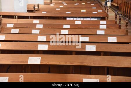 Leipzig, Allemagne. 15 mars 2020. L'épidémie de corona et la limite obligatoire des visiteurs associée garantissent de nombreux sièges vides au service du dimanche dans l'église Saint-Thomas de Leipzig. Crédit: Waltraud Grubitzsch//dpa/Alay Live News Banque D'Images