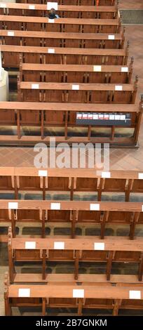 Leipzig, Allemagne. 15 mars 2020. L'épidémie de corona et la limite obligatoire des visiteurs associée garantissent de nombreux sièges vides au service du dimanche dans l'église Saint-Thomas de Leipzig. Crédit: Waltraud Grubitzsch//dpa/Alay Live News Banque D'Images