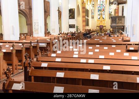 Leipzig, Allemagne. 15 mars 2020. L'épidémie de corona et la limite obligatoire des visiteurs associée garantissent de nombreux sièges vides au service du dimanche dans l'église Saint-Thomas de Leipzig. Crédit: Waltraud Grubitzsch//dpa/Alay Live News Banque D'Images