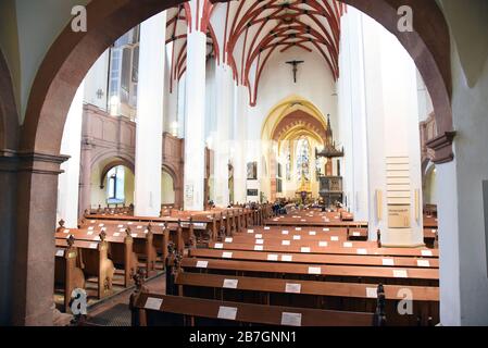 Leipzig, Allemagne. 15 mars 2020. L'épidémie de corona et la limite obligatoire des visiteurs associée garantissent de nombreux sièges vides au service du dimanche dans l'église Saint-Thomas de Leipzig. Crédit: Waltraud Grubitzsch//dpa/Alay Live News Banque D'Images