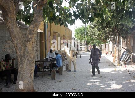 Joal Fadiouth, Sénégal. 11 février 2020. République du Sénégal - Ile de Fadiouth Shell, route principale (rue principale). L'île est située à environ 100 kilomètres au sud de la capitale Dakar et appartient à la ville (commune) de Joal-Fadiouth dans le département de Mbour, région de Thiès. Les îles de moules ont été créées artificiellement lorsqu'il y a 1500 ans, la dawith a commencé à jeter des montagnes de coquilles de moules dans les plaines de boue peu profondes du lagon de Mamanguedj. Crédit: Rolf Zimmermann | usage dans le monde/dpa/Alay Live News Banque D'Images