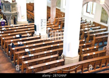 Leipzig, Allemagne. 15 mars 2020. L'épidémie de corona et la limite obligatoire des visiteurs associée garantissent de nombreux sièges vides au service du dimanche dans l'église Saint-Thomas de Leipzig. Crédit: Waltraud Grubitzsch//dpa/Alay Live News Banque D'Images