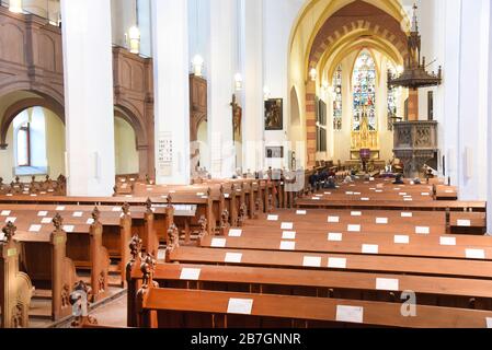 Leipzig, Allemagne. 15 mars 2020. L'épidémie de corona et la limite obligatoire des visiteurs associée garantissent de nombreux sièges vides au service du dimanche dans l'église Saint-Thomas de Leipzig. Crédit: Waltraud Grubitzsch//dpa/Alay Live News Banque D'Images