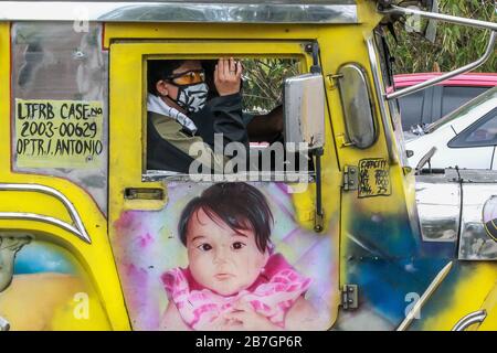 Quezon City. 16 mars 2020. Un passager portant un masque facial est vu à l'intérieur d'une jeepney à un point de contrôle de Quezon City, aux Philippines, le 16 mars 2020. Le président philippin Rodrigo Duterte a placé toute l'île principale de Luzon aux Philippines sous la rubrique "renforcement de la quarantaine communautaire" dans une tentative radicale de contenir la propagation de la COVID-19 dans le pays, a déclaré le porte-parole présidentiel Salvador Panelo lundi. Les Philippines ont maintenant 140 cas confirmés de COVID-19, dont 12 décès. Crédit: Rouelle Umali/Xinhua/Alay Live News Banque D'Images