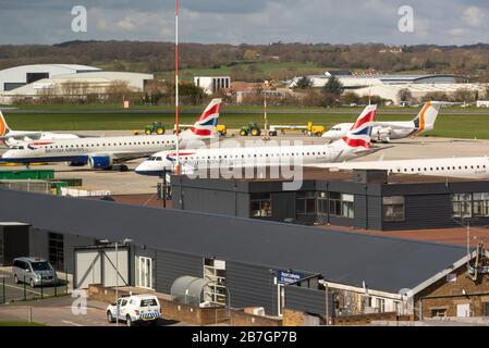 Aéroport de Londres Southend, Essex, Royaume-Uni. 16 mars 2020. Avec l’annulation de nombreux vols de passagers européens en raison de la fermeture de pays COVID-19, les compagnies aériennes affectées immobilisent une partie de leur flotte d’avions. Trois avions Embraer E190 de British Airways ont été stationnés à l'aéroport de Londres Southend et d'autres devraient arriver pour y être entreposés Banque D'Images