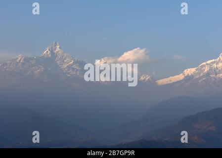 Vue sur le massif d'Annapurna depuis Saranghot, au Népal Banque D'Images