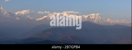 Vue sur le massif d'Annapurna depuis Saranghot, au Népal Banque D'Images