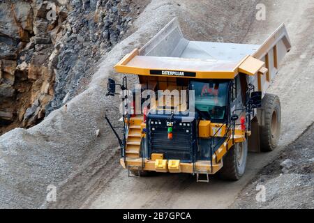 Un camion Caterpillar de 775 G travaillant à Coldstones Quarry, Greenhow Hill, Niddedale dans le North Yorkshire, la carrière appartient à Hansons et est exploitée par elle. Banque D'Images