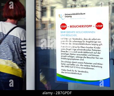 Leipzig, Allemagne. 15 mars 2020. Un grand panneau à l'entrée de l'hôpital universitaire de Leipzig indique un arrêt immédiat pour les visiteurs par les proches des patients. En raison de l'épidémie de corona, il n'y a que des exceptions pour les parents d'enfants malades et les parents de patients gravement malades. Cette interdiction vise à protéger les patients et le personnel et à freiner la propagation du virus du SRAS-COV-2. Crédit: Waltraud Grubitzsch/Zentralbild/dpa/Alay Live News Banque D'Images