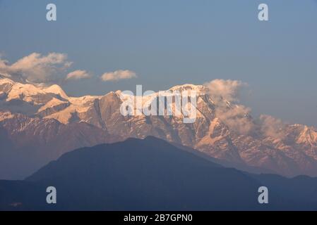 Vue sur le massif d'Annapurna depuis Saranghot, au Népal Banque D'Images