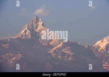 Vue sur le massif d'Annapurna depuis Saranghot, au Népal Banque D'Images