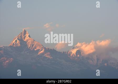 Vue sur le massif d'Annapurna depuis Saranghot, au Népal Banque D'Images