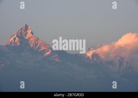 Vue sur le massif d'Annapurna depuis Saranghot, au Népal Banque D'Images