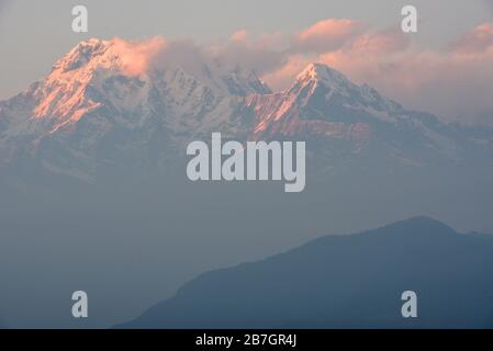 Vue sur le massif d'Annapurna depuis Saranghot, au Népal Banque D'Images