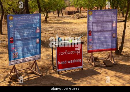 Crise de Corona: Avertissements sur les panneaux d'affichage avec un robinet et savon liquide dans le site historique de Bagan, Myanmar Banque D'Images