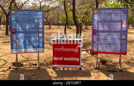 Crise de Corona: Avertissements sur les panneaux d'affichage près d'un complexe de temple à Bagan, au Myanmar Banque D'Images