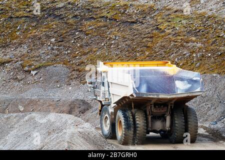 Un camion Caterpillar de 775 G travaillant à Coldstones Quarry, Greenhow Hill, Niddedale dans le North Yorkshire, la carrière appartient à Hansons et est exploitée par elle Banque D'Images