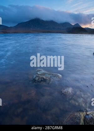 Ben Loyal, vue à travers Lochan Hakel, près du village de langue sur la côte nord de Sutherland, Écosse, Royaume-Uni Banque D'Images