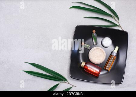 Produits de beauté en soin du skincare sur table en pierre légère. Acide hyaluronique, sérum visage en flacon et crème acide hyaluronique. Vue de dessus. Espace de copie à plat. Banque D'Images