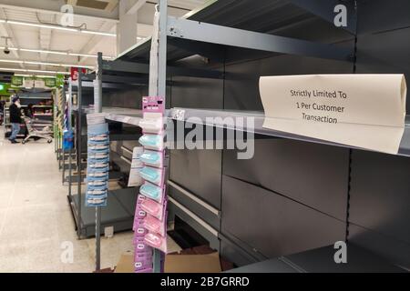 Tipton, Midlands de l'Ouest, Royaume-Uni. 16 mars 2020. ASDA limite les clients à un paquet de papier toilette par client dans le supercentre ASDA à Great Bridge, Tipton en raison de la panique des achats de personnes concernées par le Coronavirus. Toutefois, cela n'a pas empêché les étagères d'être débarrassées du stock. Une étiquette de rupture de stock a noté que la dernière livraison de Cushelle Toilet Roll a été effectuée le 9 mars, même si les détaillants continuent de rassurer qu’il y a suffisamment de stock. Arrêter appuyez sur Media/Alamy Live News Banque D'Images