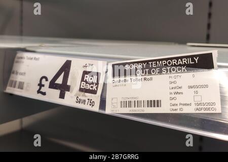 Tipton, Midlands de l'Ouest, Royaume-Uni. 16 mars 2020. Une étiquette de rupture de stock pour Cushelle Toilet Rolls indique que la dernière livraison a été effectuée le 9 mars. ASDA limite les clients à un paquet de papier toilette par client dans le supercentre ASDA à Great Bridge, Tipton en raison de la panique des achats de personnes concernées par le Coronavirus. Cela n'a toutefois pas empêché les rayons d'être débarrassés du stock, même si les détaillants continuent de rassurer que le stock est suffisant. Arrêter appuyez sur Media/Alamy Live News Banque D'Images