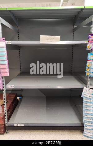 Tipton, Midlands de l'Ouest, Royaume-Uni. 16 mars 2020. ASDA limite les clients à un paquet de papier toilette par client dans le supercentre ASDA à Great Bridge, Tipton en raison de la panique des achats de personnes concernées par le Coronavirus. Toutefois, cela n'a pas empêché les étagères d'être débarrassées du stock. Une étiquette de rupture de stock a noté que la dernière livraison de Cushelle Toilet Roll a été effectuée le 9 mars, même si les détaillants continuent de rassurer qu’il y a suffisamment de stock. Arrêter appuyez sur Media/Alamy Live News Banque D'Images