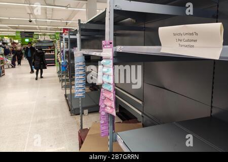 Tipton, Midlands de l'Ouest, Royaume-Uni. 16 mars 2020. ASDA limite les clients à un paquet de papier toilette par client dans le supercentre ASDA à Great Bridge, Tipton en raison de la panique des achats de personnes concernées par le Coronavirus. Toutefois, cela n'a pas empêché les étagères d'être débarrassées du stock. Une étiquette de rupture de stock a noté que la dernière livraison de Cushelle Toilet Roll a été effectuée le 9 mars, même si les détaillants continuent de rassurer qu’il y a suffisamment de stock. Arrêter appuyez sur Media/Alamy Live News Banque D'Images