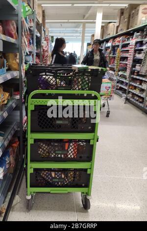 Tipton, Midlands de l'Ouest, Royaume-Uni. 16 mars 2020. Un chariot emballé a été ajouté à pour les achats en ligne dans ASDA Great Bridge car les ventes pour les livraisons ont augmenté en raison du COVID-19. Arrêter appuyez sur Media/Alamy Live News Banque D'Images