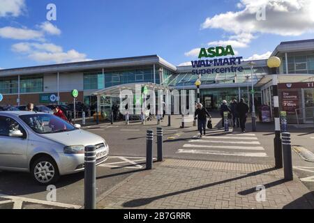 Tipton, Midlands de l'Ouest, Royaume-Uni. 16 mars 2020. ASDA limite les clients à un paquet de papier toilette par client dans le supercentre ASDA à Great Bridge, Tipton en raison de la panique des achats de personnes concernées par le Coronavirus. Toutefois, cela n'a pas empêché les étagères d'être débarrassées du stock. Une étiquette de rupture de stock a noté que la dernière livraison de Cushelle Toilet Roll a été effectuée le 9 mars, même si les détaillants continuent de rassurer qu’il y a suffisamment de stock. Arrêter appuyez sur Media/Alamy Live News Banque D'Images