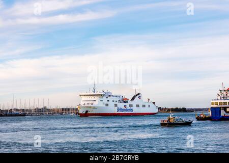 Le ferry pour passagers Brittany Ferries Connemara part du port de Portsmouth en face de Gosport, Solent, Portsmouth, Hampshire, côte sud de l'Angleterre Banque D'Images